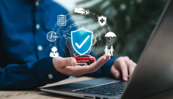 Osoba u notebooku drží virtuální štít s ikonami služeb