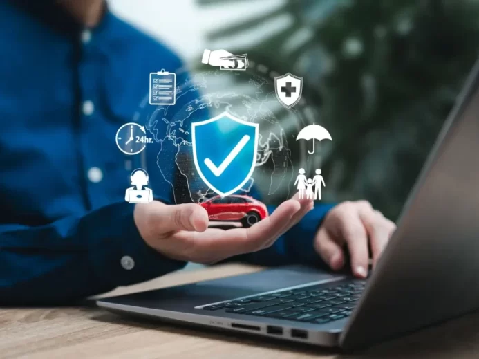 Osoba u notebooku drží virtuální štít s ikonami služeb