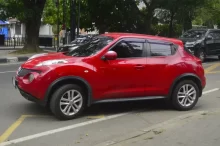 Nissan Juke zaparkovaný na ulici