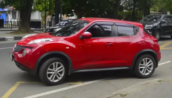 Nissan Juke zaparkovaný na ulici