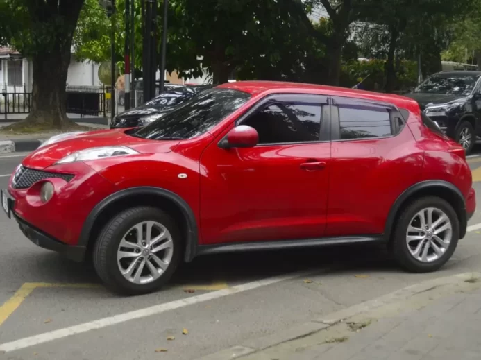 Nissan Juke zaparkovaný na ulici