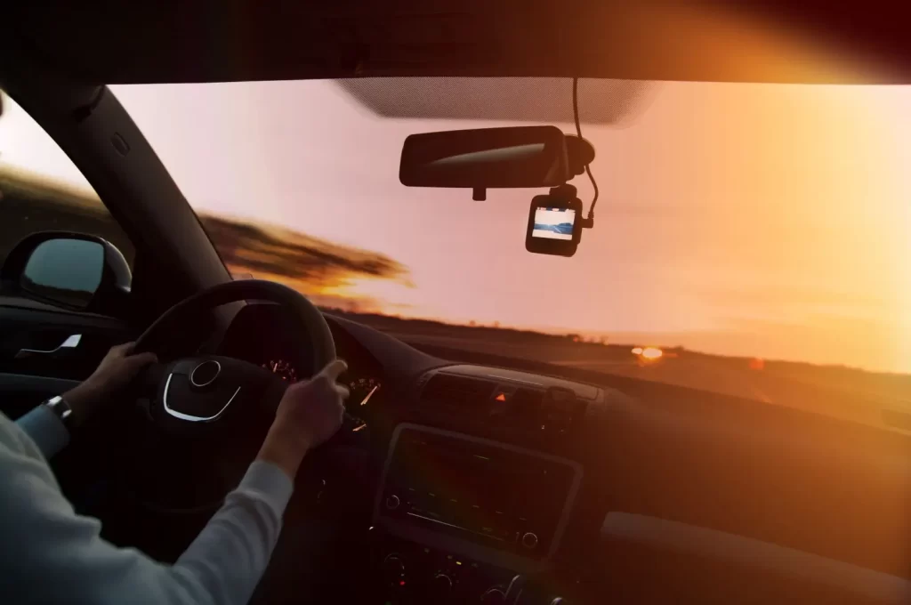 - MotorGuru.cz Řidič drží volant a nad zpětným zrcátkem visí zapnutá palubní kamera