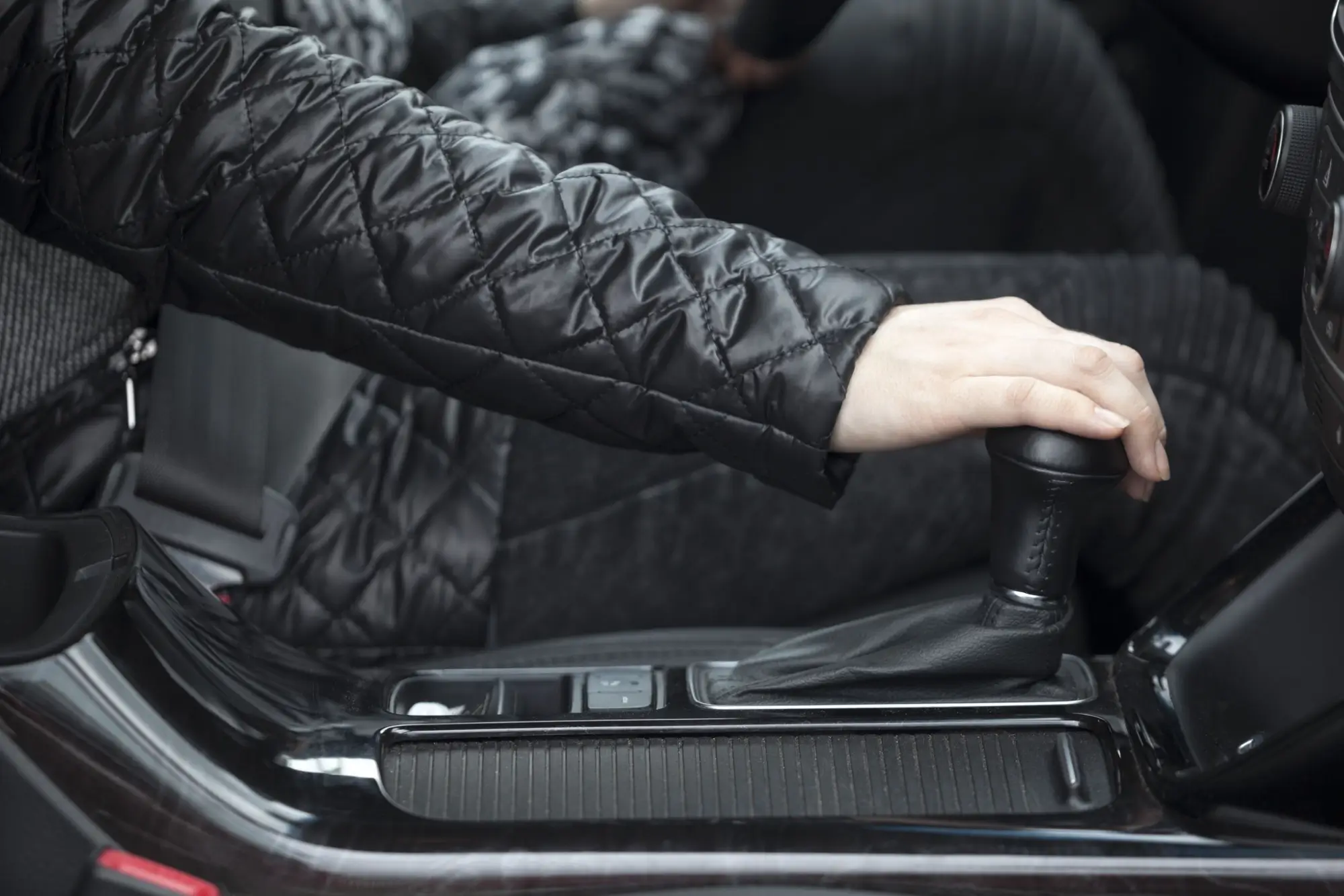 - MotorGuru.cz Řidič při řazení v autě.