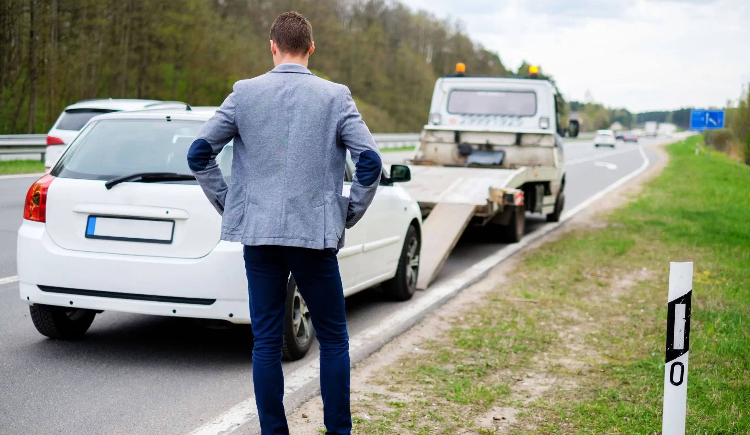 - MotorGuru.cz Muž řeší nehodu svého auta