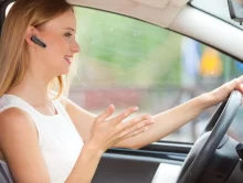 Žena s handsfree v autě