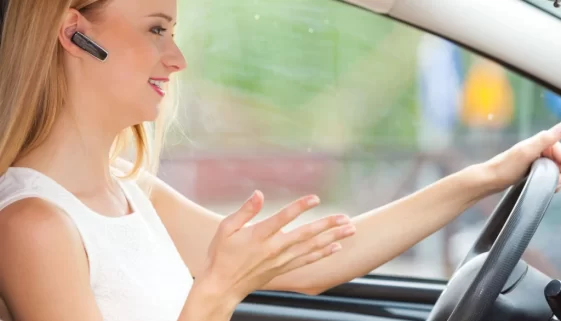 Žena s handsfree v autě