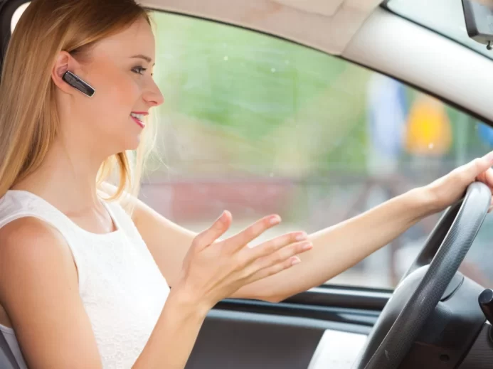 Žena s handsfree v autě