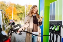 Žena tankuje na benzínové stanici