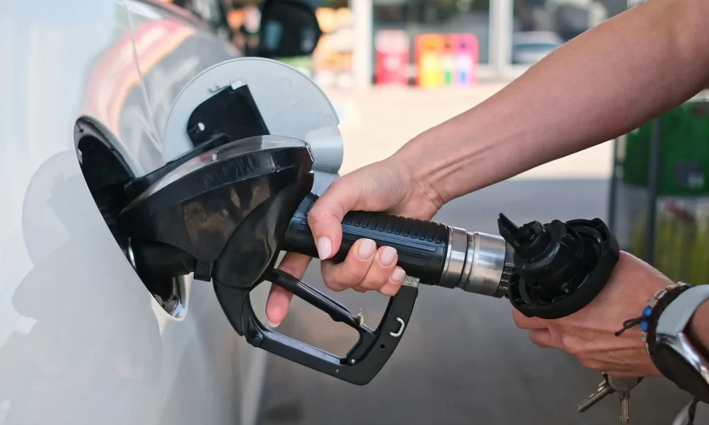 - MotorGuru.cz Muž tankuje. Detail tankovací pistole, ruky a části vozu.