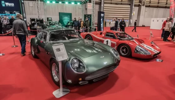 Černé auto na autosalonu v Birminghamu