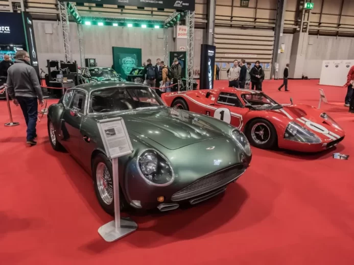 Černé auto na autosalonu v Birminghamu