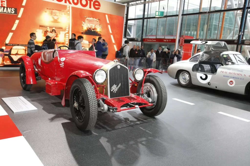 - MotorGuru.cz Červené Bugatti na veletrhu v Bologni