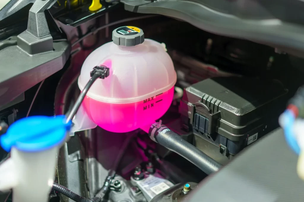 - MotorGuru.cz Detail na nádržku s růžovou chladící kapalinou
