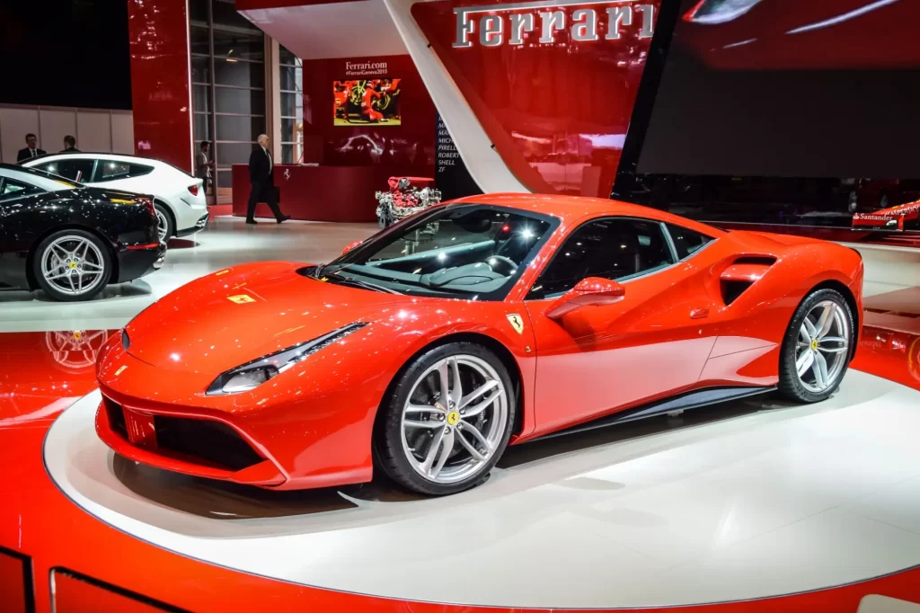 - MotorGuru.cz Červené sportovní auto na veletrhu