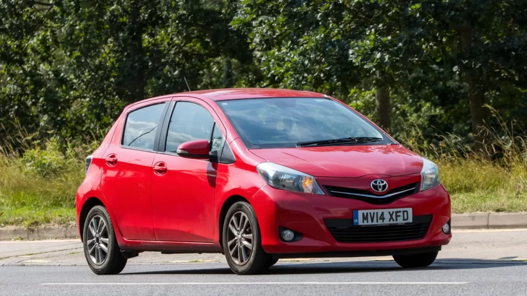 Červený hatchback na silnici