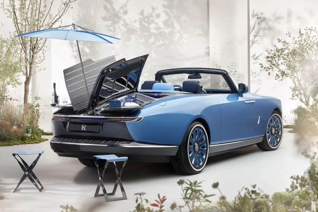 Existují jen tři kusy Rolls-Royce Boat Tail - MotorGuru.cz Rolls-Royce Boat Tail zezadu s otevřeným zavazadlovým prostorem