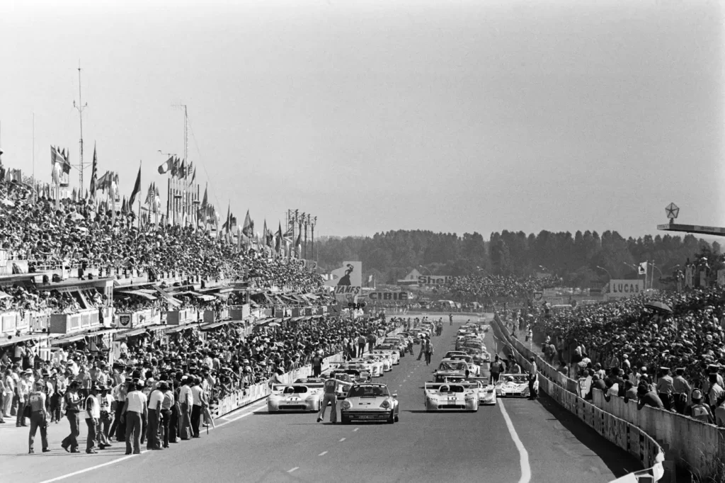 Závodní vozy se připravují na start 43. ročníku závodu 24 hodin Le Mans před zraky tisíců diváků 14. června 1975