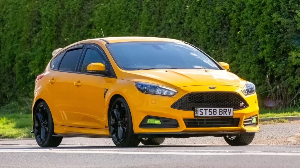 Žlutý Ford Focus ST jedoucí po závodním okruhu