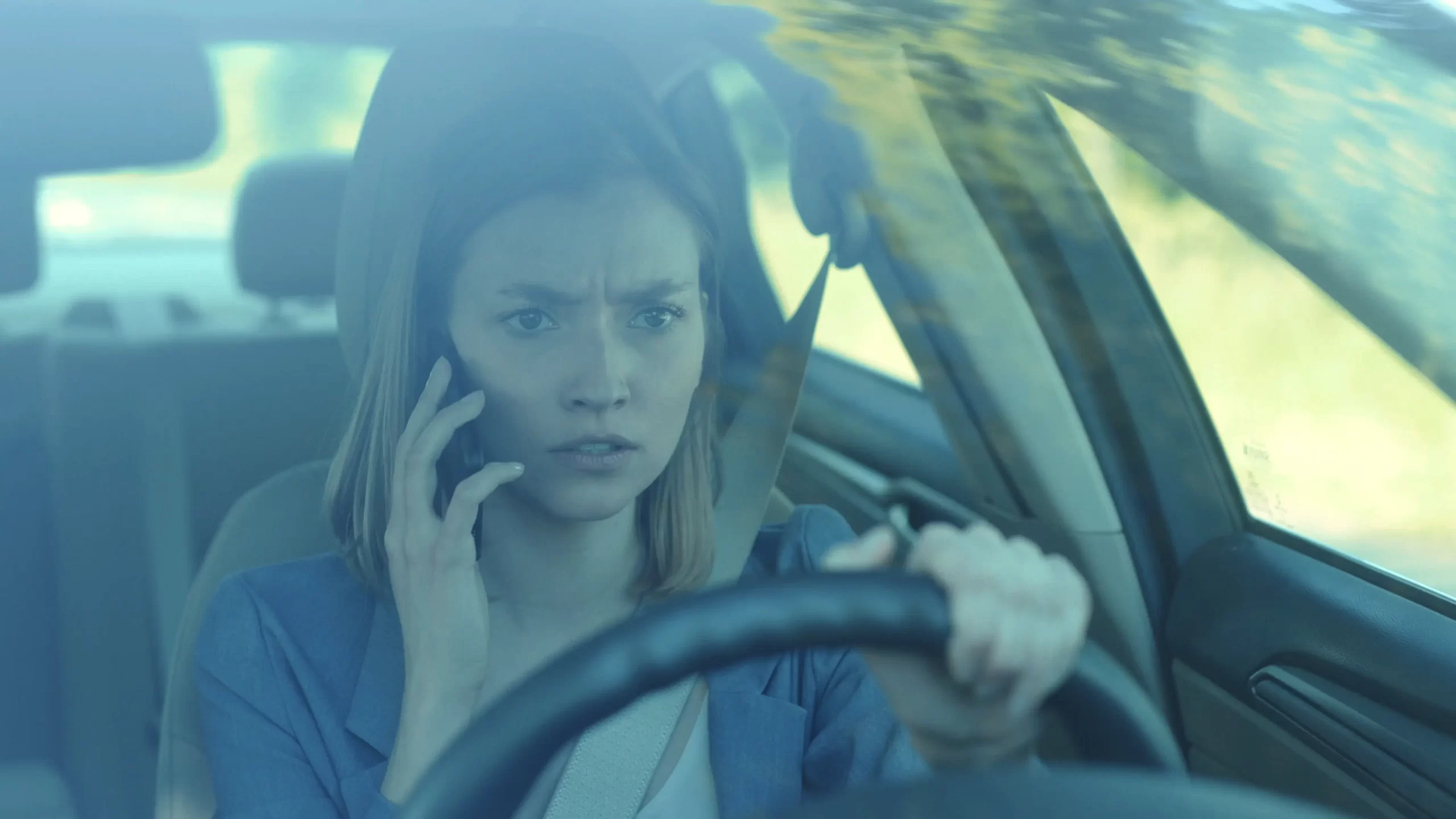 - MotorGuru.cz Žena telefonuje v autě