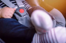 Miminko v sedačce s pásy
