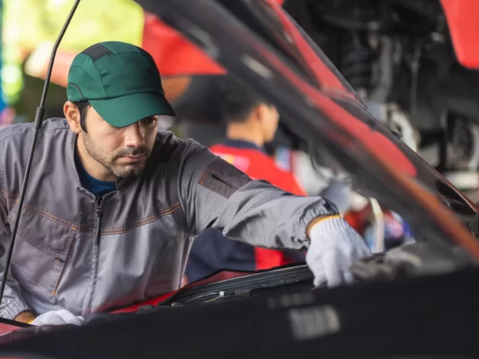 Muž spravuje auto