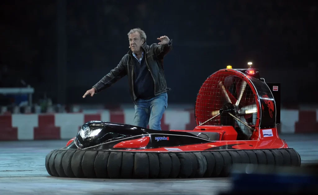 - MotorGuru.cz Jeremy Clarkson u červeného atypického vozidla