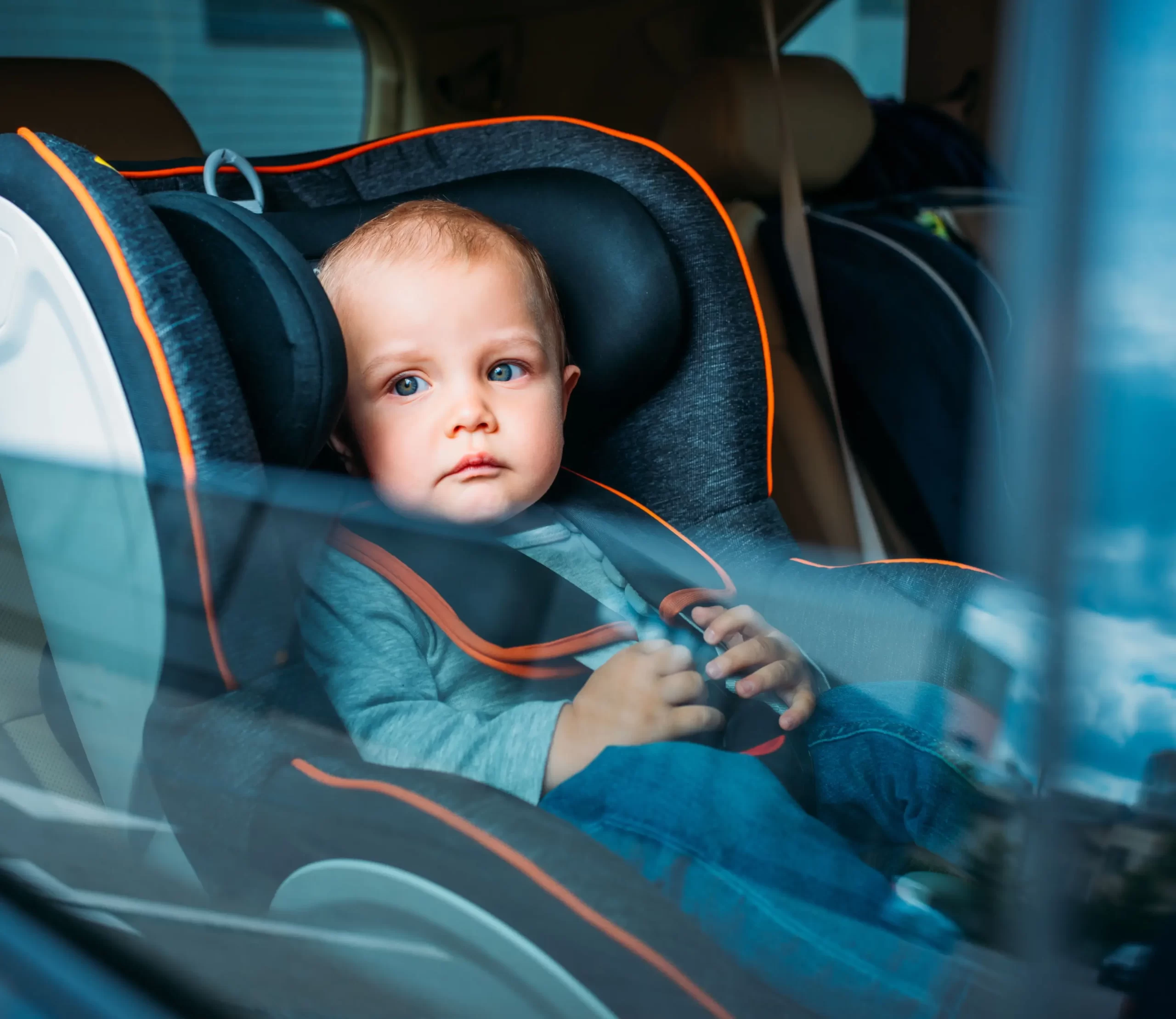- MotorGuru.cz Dítě zavřené samo v autě