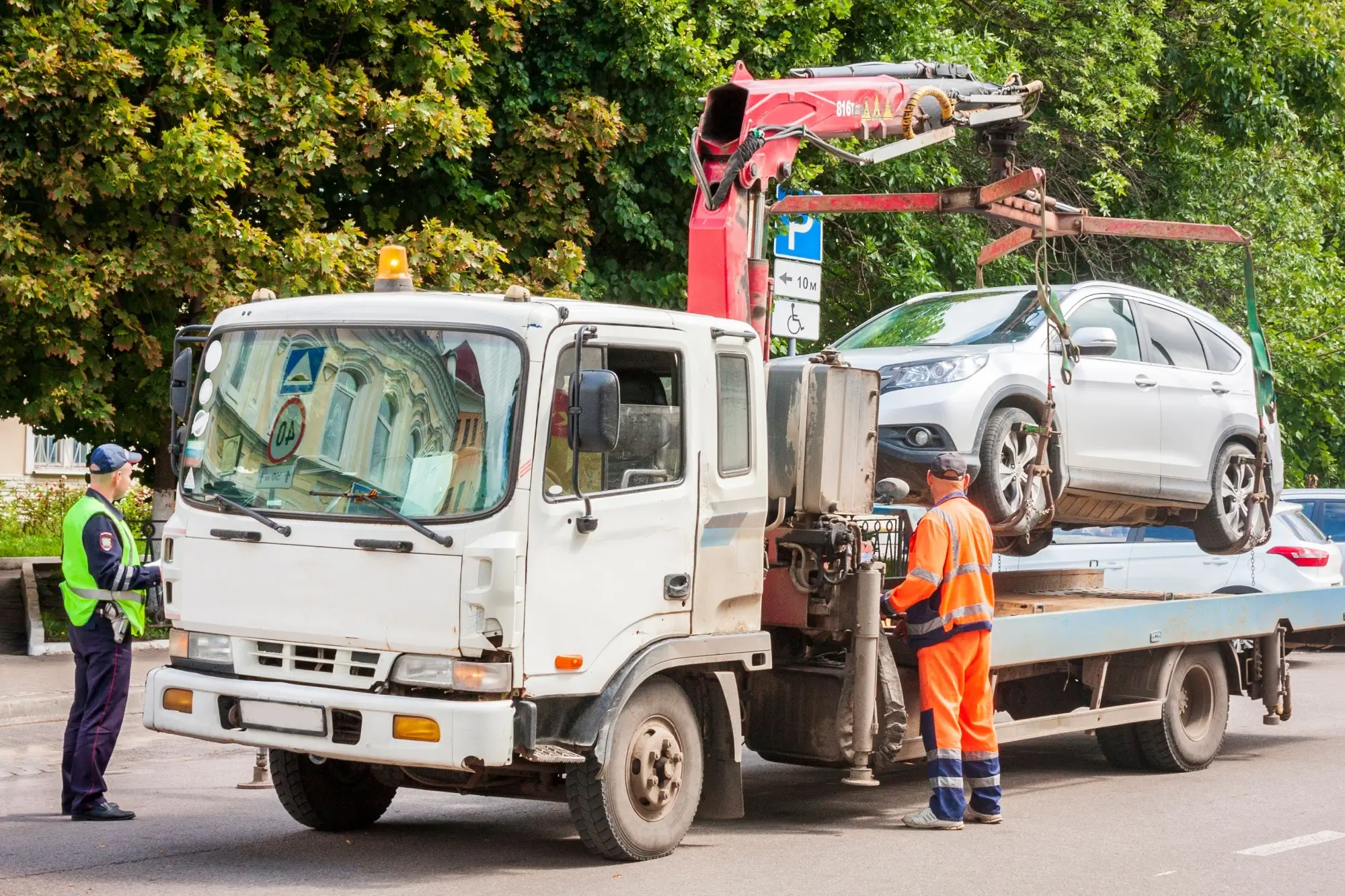 - MotorGuru.cz Odtahové vozidlo při nakládání automobilu.