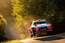Rally vůz Hyundai i20 Coupe WRC během skoku na lesní trati