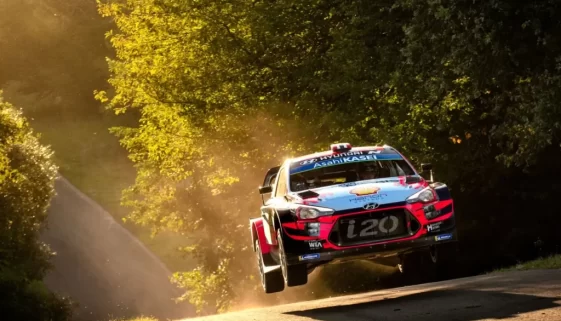 Rally vůz Hyundai i20 Coupe WRC během skoku na lesní trati