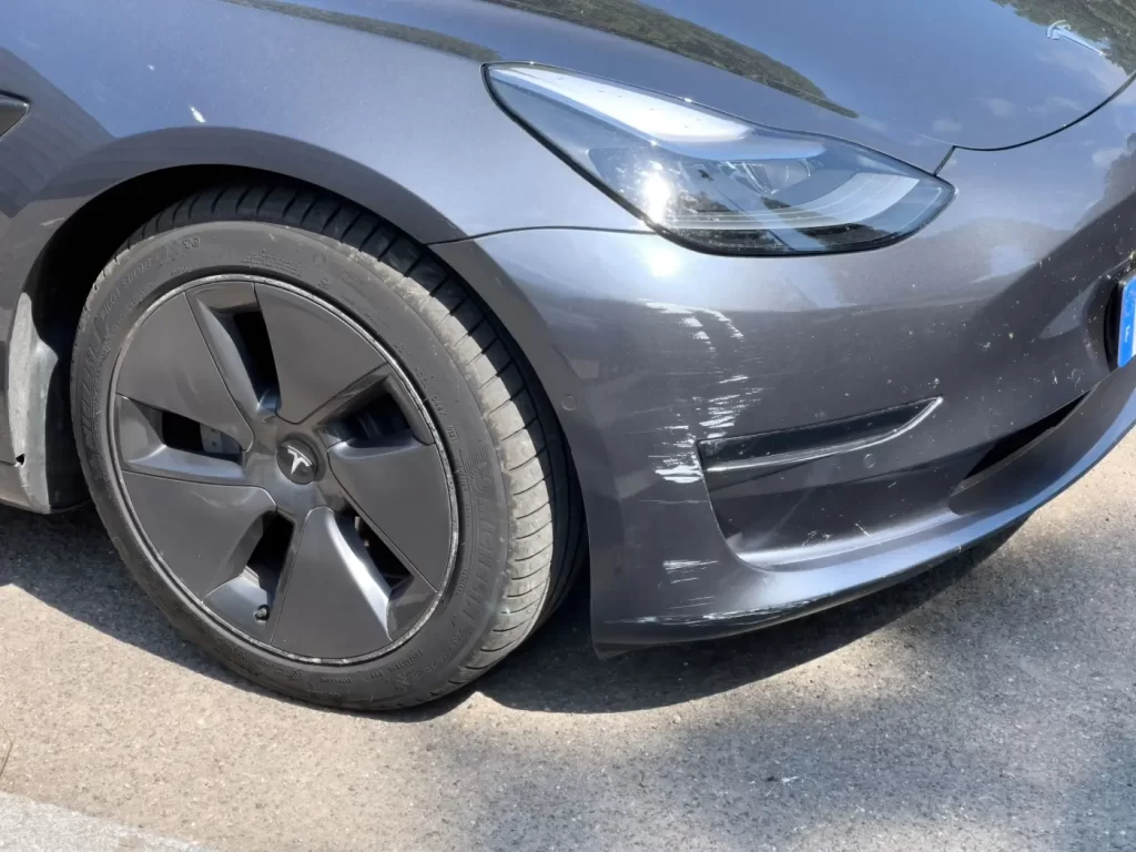 - MotorGuru.cz Auto s odřeným předním nárazníkem