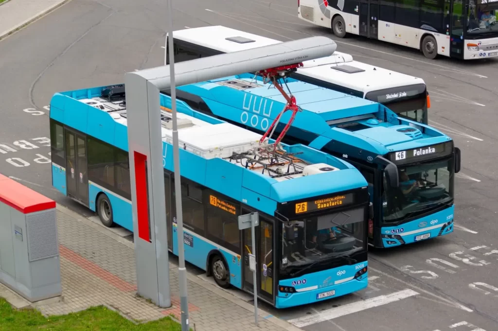 Dva elektrobusy Dopravního podniku Ostrava stojí u nabíjecí stanice