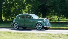 ICKWELL, BEDFORDSHIRE, ANGLIE - 04. ČERVNA 2023: 1950 Ford V8 Pilot 3,6 litru projíždí po venkovské silnici