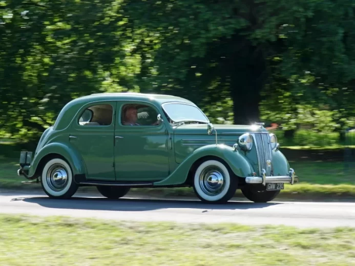 ICKWELL, BEDFORDSHIRE, ANGLIE - 04. ČERVNA 2023: 1950 Ford V8 Pilot 3,6 litru projíždí po venkovské silnici