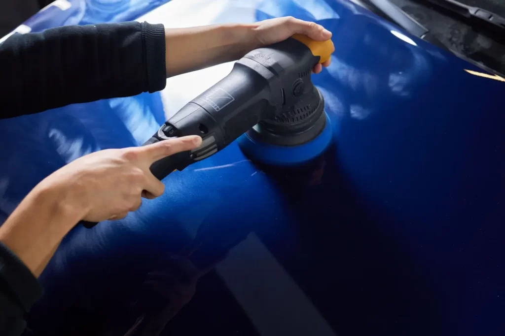 - MotorGuru.cz Muž leští kapotu elektrickou leštičkou