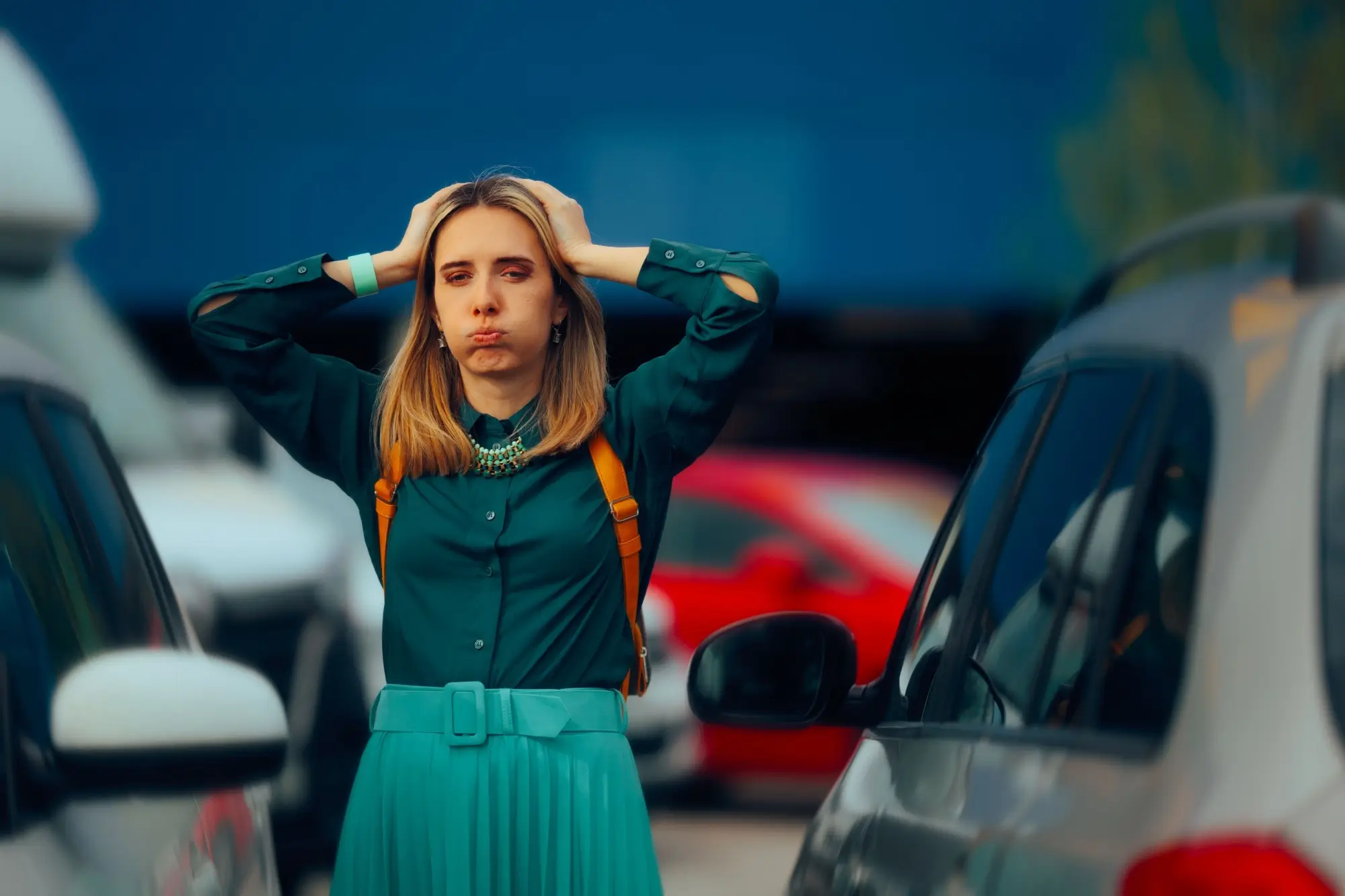 - MotorGuru.cz Mladá žena při parkování.