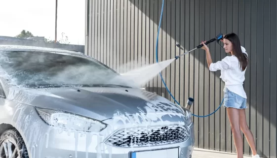 Žena myje auto