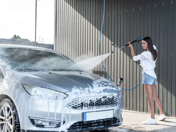 Žena myje auto