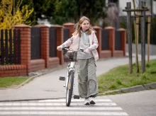 Dívka na přechodu pro chodce