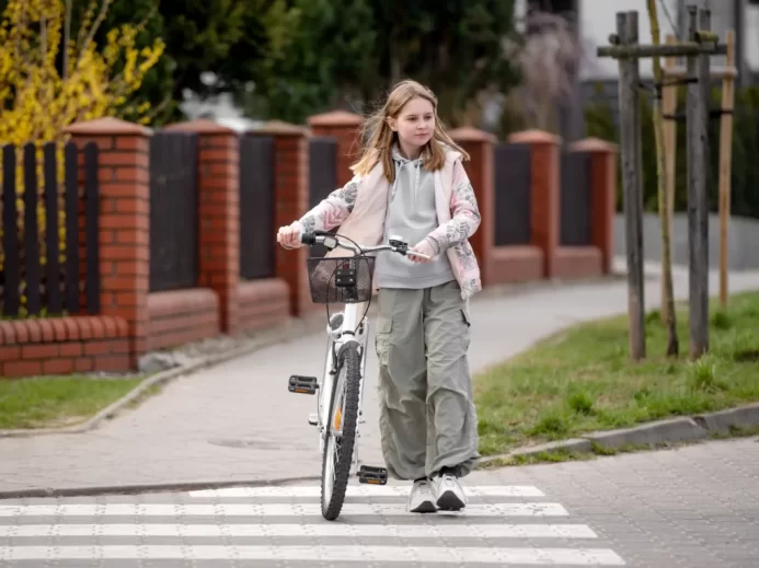 Dívka na přechodu pro chodce