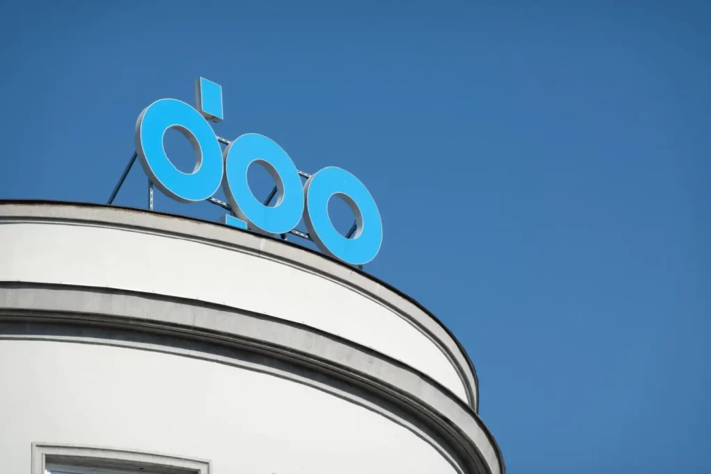 Logo DPO umístěné na střeše budovy