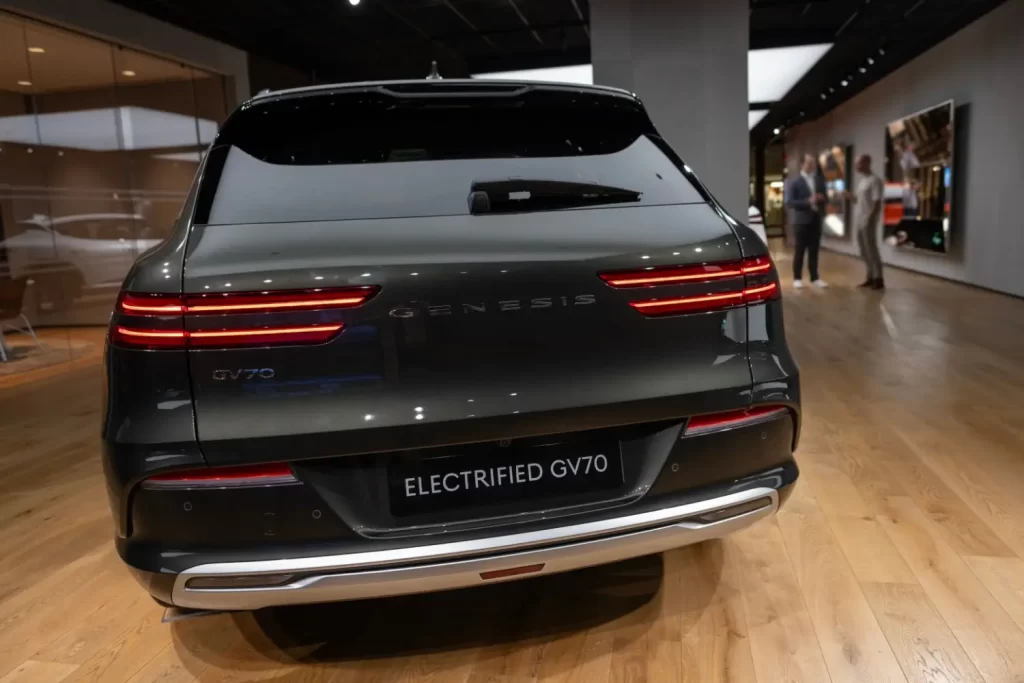 Zadní pohled na vůz Genesis GV70 vystavený v showroomu