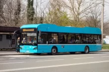 Nízkopodlažní elektrobus linky 21 zastavuje na zastávce v Ostravě