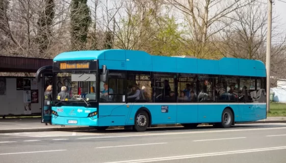 Nízkopodlažní elektrobus linky 21 zastavuje na zastávce v Ostravě