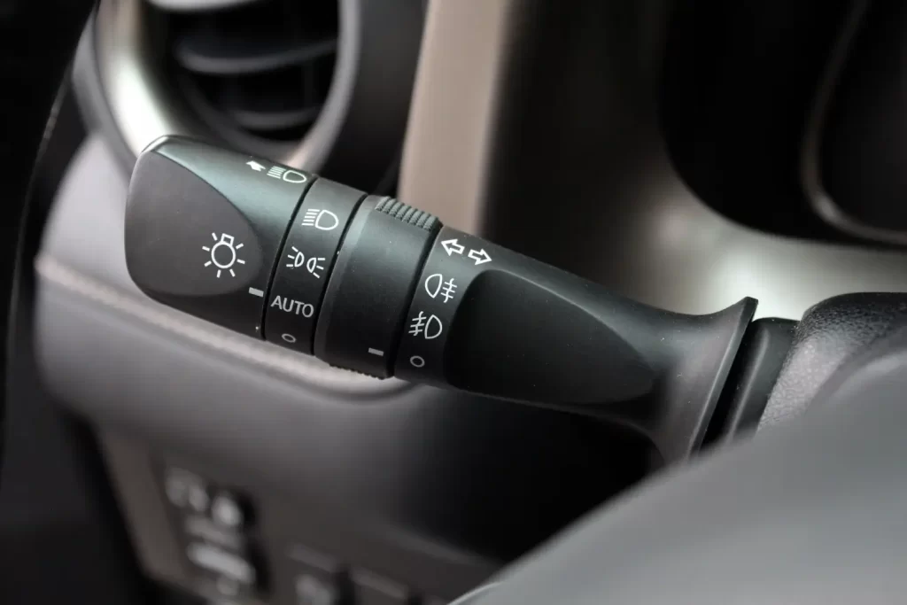 Detail ovládací páčky světel v interiéru automobilu s režimem AUTO