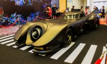 Batmobil na výstavě, v pozadí návštěvníci