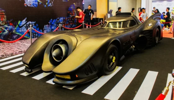 Batmobil na výstavě, v pozadí návštěvníci