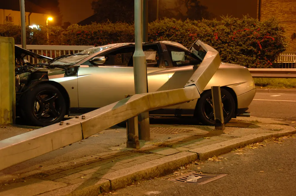 Stříbrné auto prorazilo svodidla a nabouralo do zdi