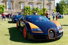 Černo oranžové Bugatti Veyron na trávníku
