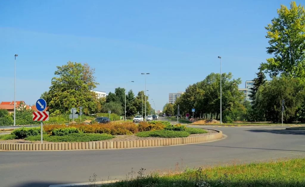 Klasický městský kruhový objezd uprostřed rezidenční čtvrti